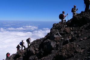Eine Wandergruppe erklimmt den kargen Vulkangipfel Pico de Fogo auf der Kapverden-Insel Fogo.