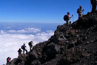 Eine Wandergruppe erklimmt den kargen Vulkangipfel Pico de Fogo auf der Kapverden-Insel Fogo.