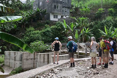 Reisegäste blicken sich im Paúl-Tal um