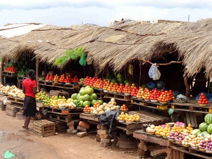 Marktstand mit Obst und Gemüse