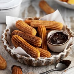 Churros fertig gebacken mit Karamellsauce